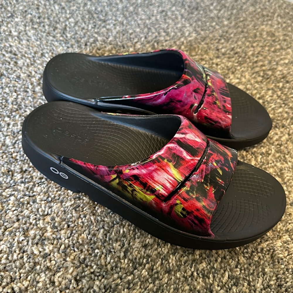 New pair of colorful oofos